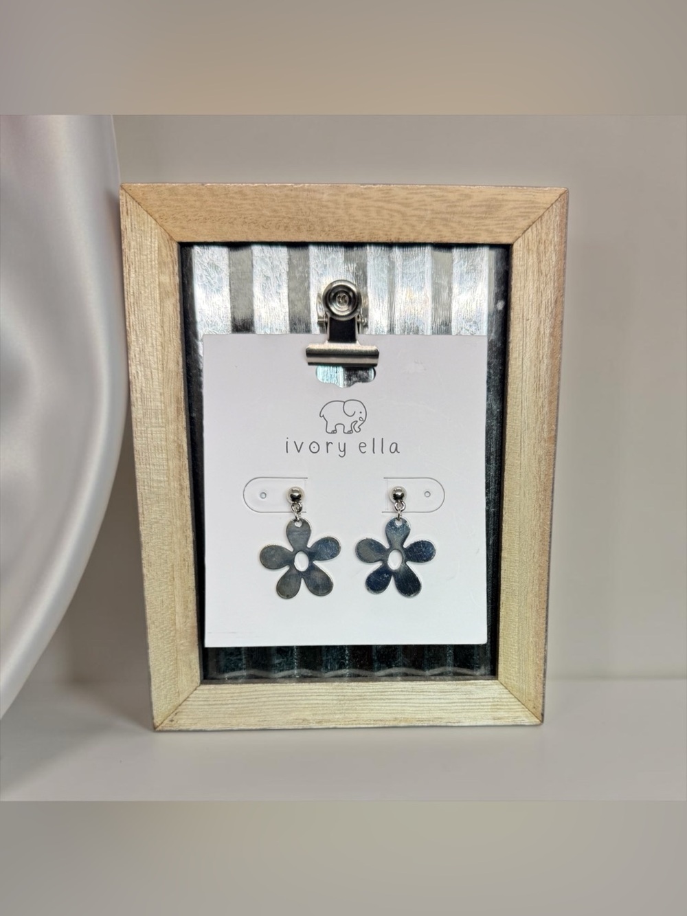 🏷️‼️5/$25🏷️‼️🩶Ivory Ella🩶Silver-Tone Flower Drop Earrings/NIP
